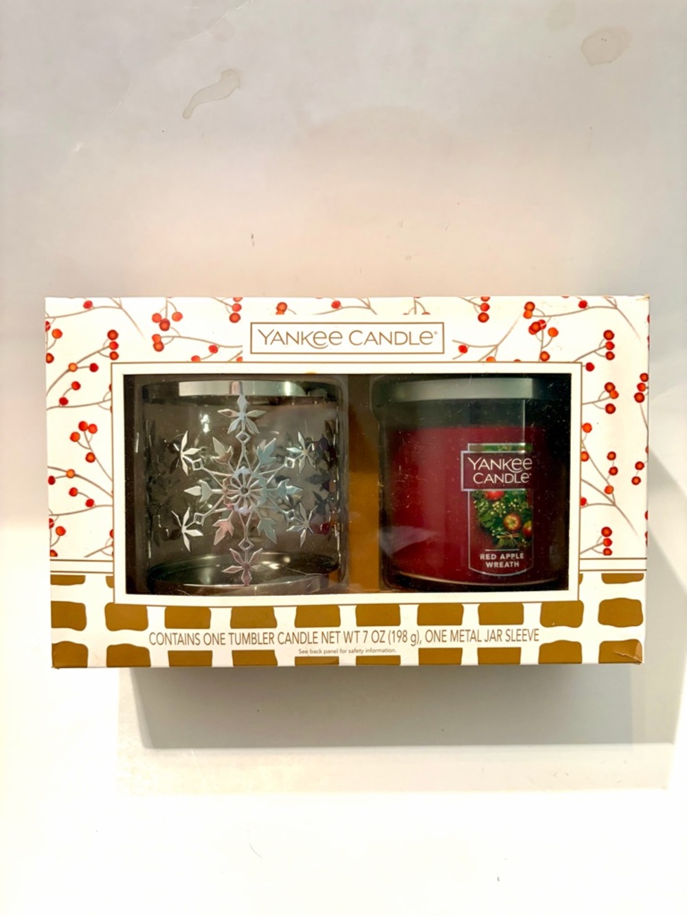 Yankee Candle Gift Set Red Apple Wreath 7 Oz Candle Decorative Jar Sleeve NIB